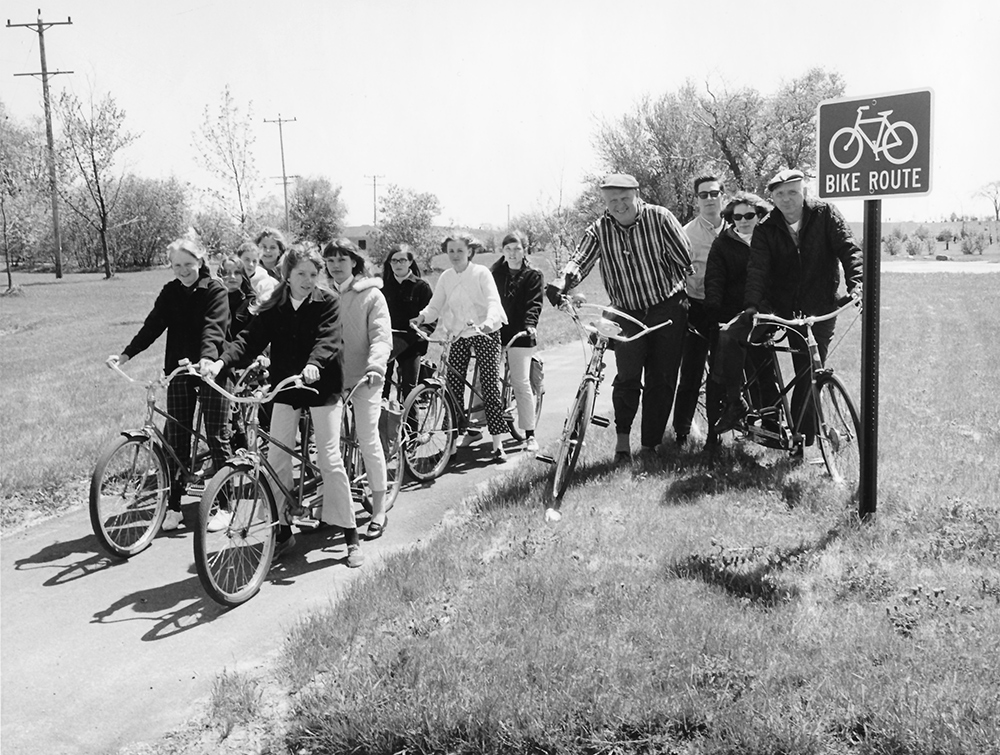 group of bicyclers on oak leaf trail