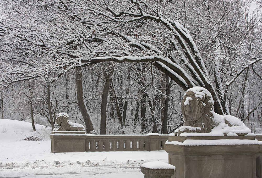 A total of eight sandstone lions guard the ends of two of the park's ravine bridges.