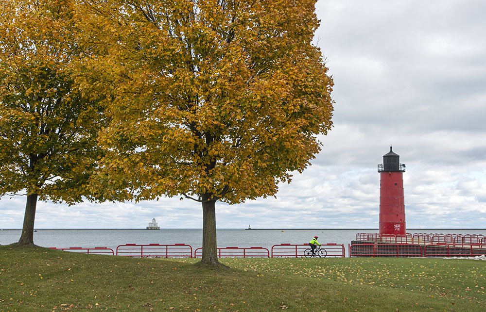 Autumn color lingers along the lakefront halfway through November!