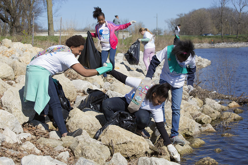 Teamwork is the name of the game for Girl Scouts helping out at Lincoln Park, 2017.