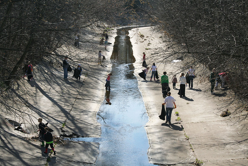 Volunteers with the CH2M Hill group, a regular corporate partner, spread out along the concrete channel of Honey Creek, 2008.