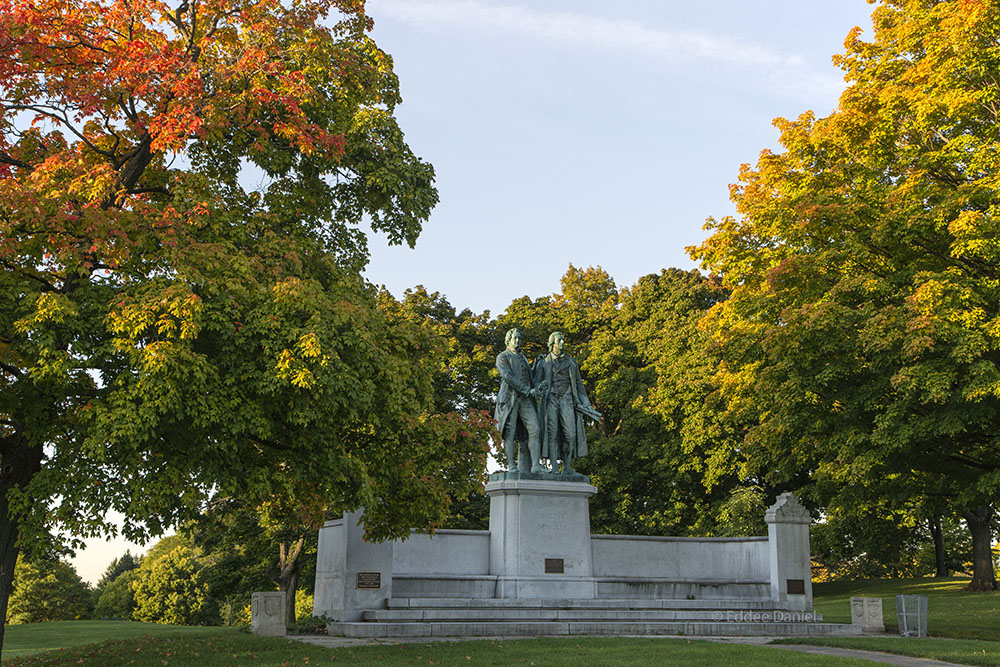 Bronze statues of Goethe and Schiller were added to the park in 1908.