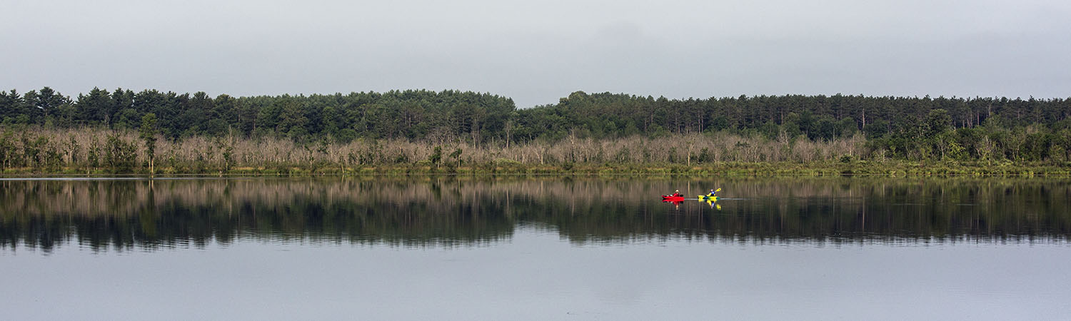 A panoramic view of Mauthe Lake with two kayaks.