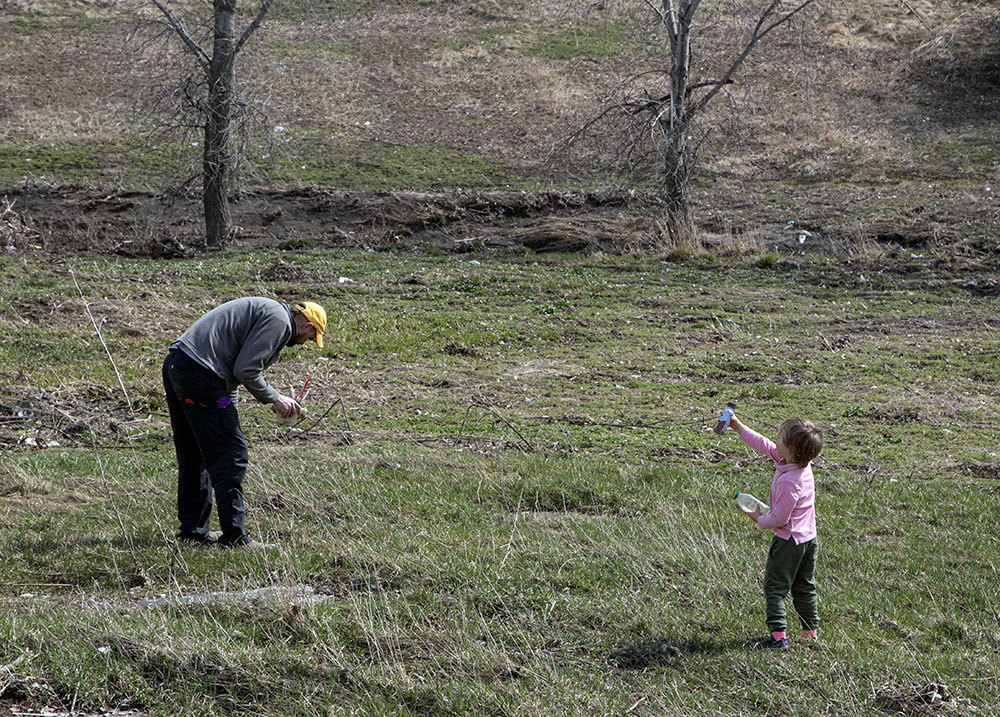 A youngster helps Dad with the clean up. 