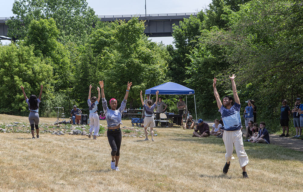 Dancecircus performing on the Butterfly Lawn.