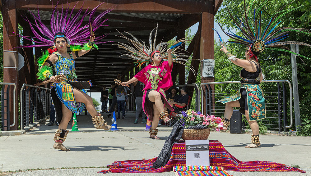 Baile Folklorico performing