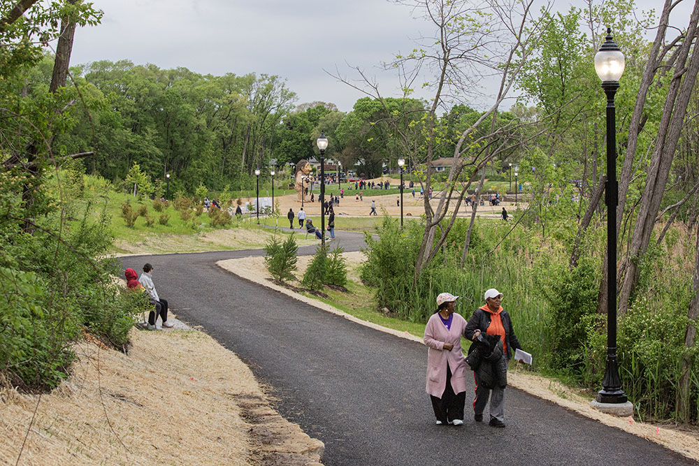 A pathway through the more secluded southeast corner of the park leads to Walnut St.