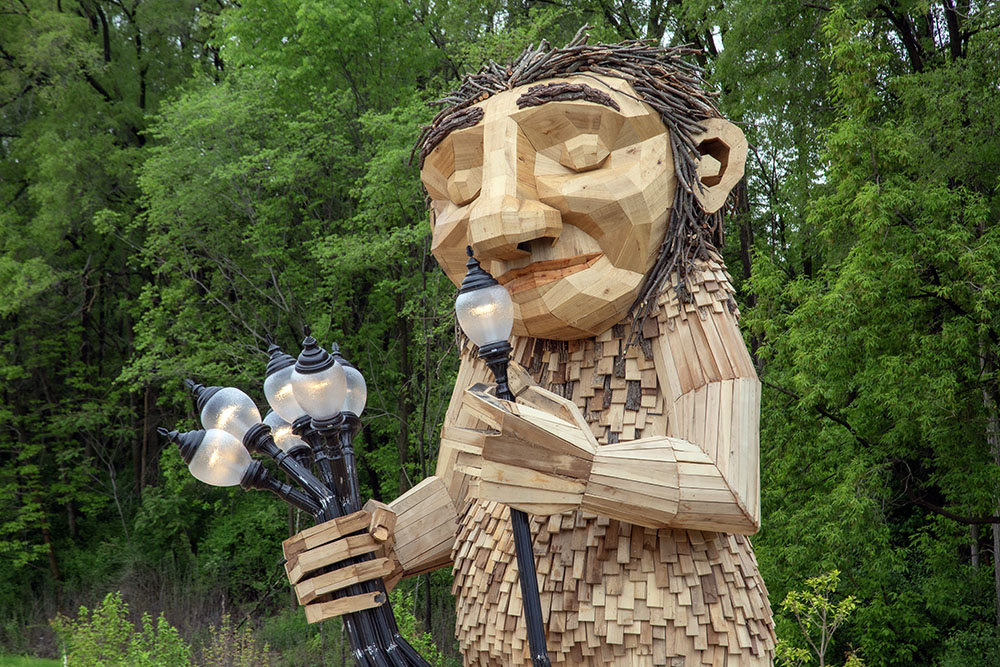 Close up of Mama Rosa, the sculptural troll by Danish artist Thomas Dambo.