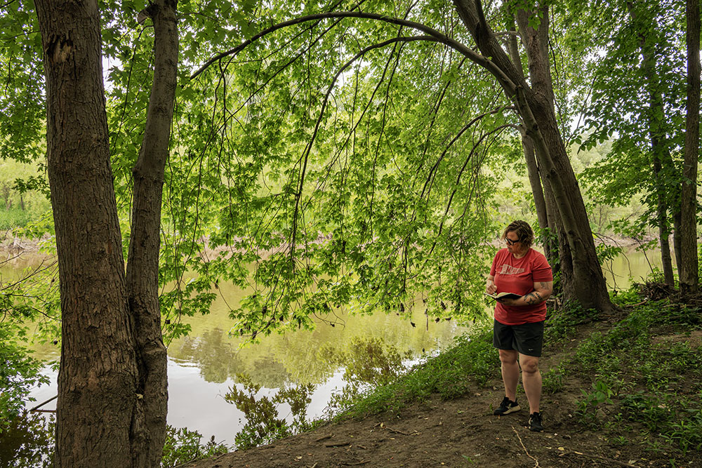 O'Neill sketching next to the Milwaukee River. Photo by Eddee Daniel