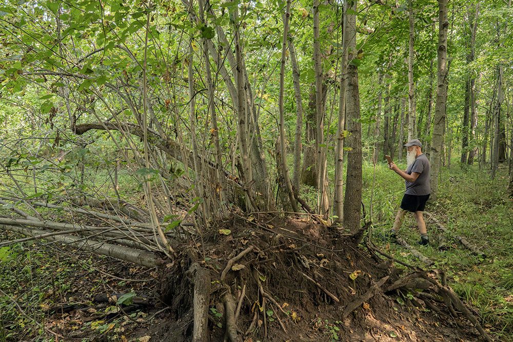 The artist uses his iPad in panoramic function while moving himself in front of a subject.