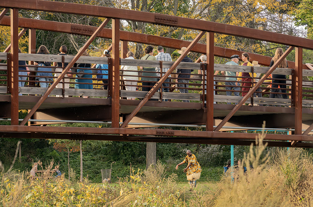 The audience lined up along the pedestrian bridge to observe Konney's dance.